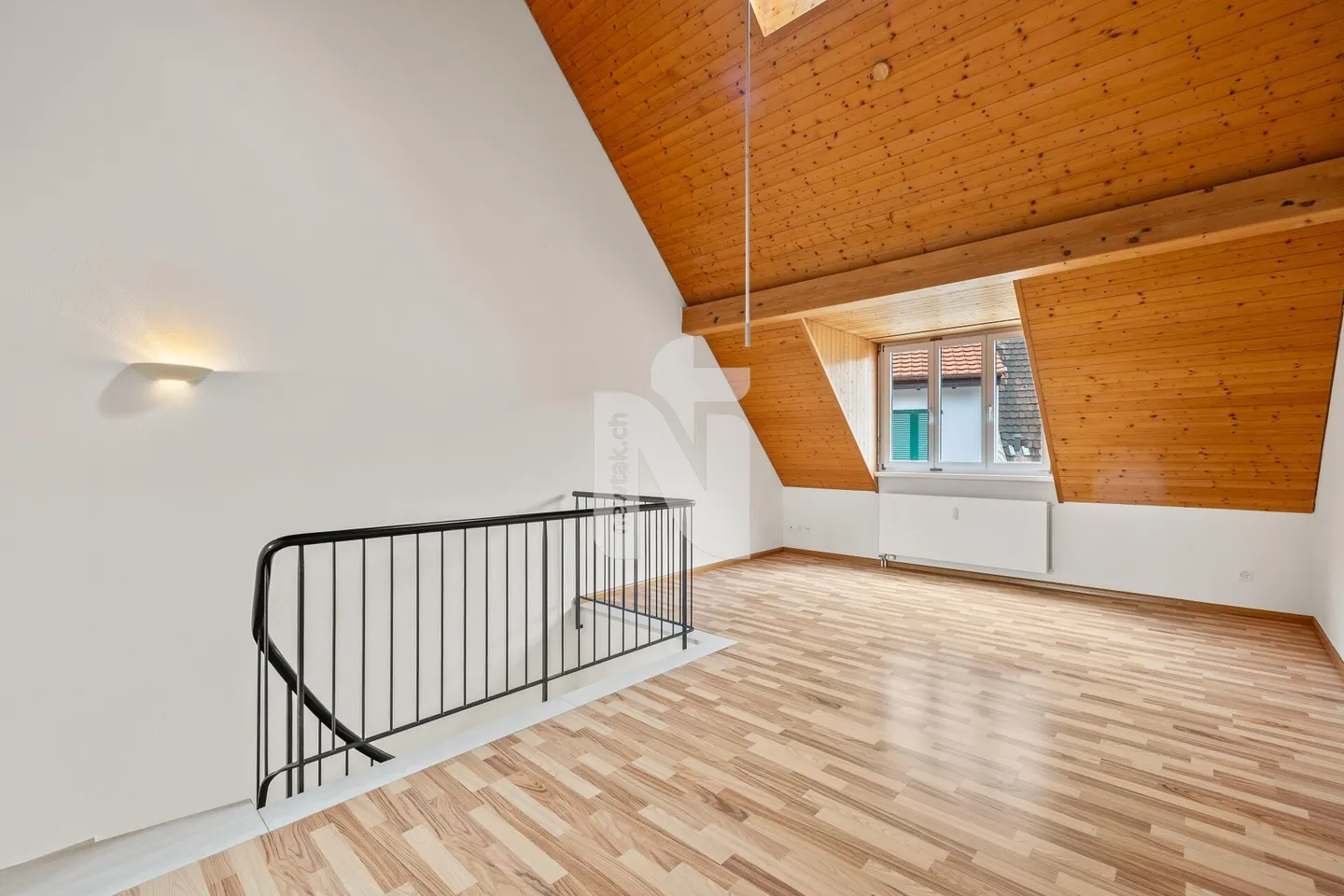 Bellissimo appartamento di 3,5 stanze, situato in posizione centrale, con sala hobby, posto auto e giardino condiviso - Foto 7 di 11