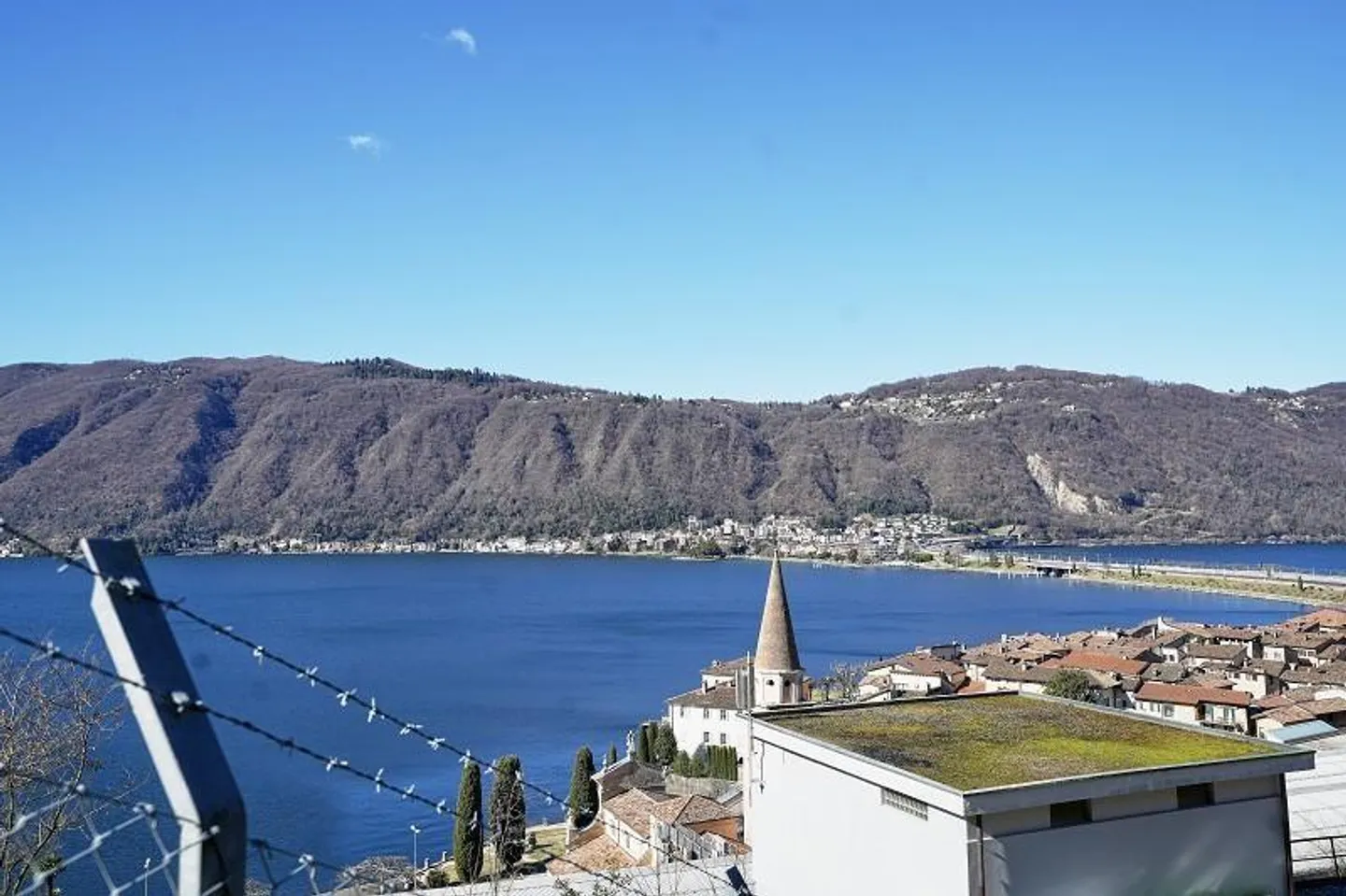 Terrain de 540 m2 et 1578 m2 de forêt avec vue panoramique sur le lac / terre... - Photo 2 sur 11