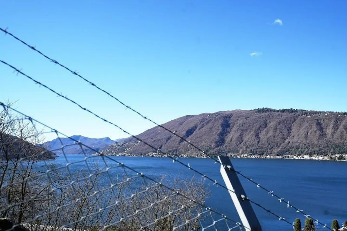 Terrain de 540 m2 et 1578 m2 de forêt avec vue panoramique sur le lac / terre... - Photo 3 sur 11