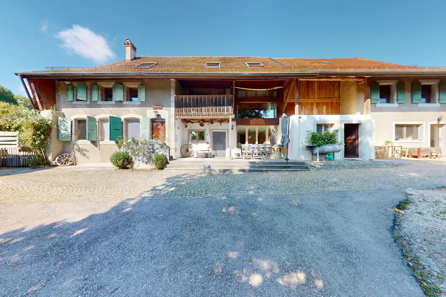 Magnifico Casale Ristrutturato con 3 Appartamenti e un Maneggio Coperto - Foto 2 di 13
