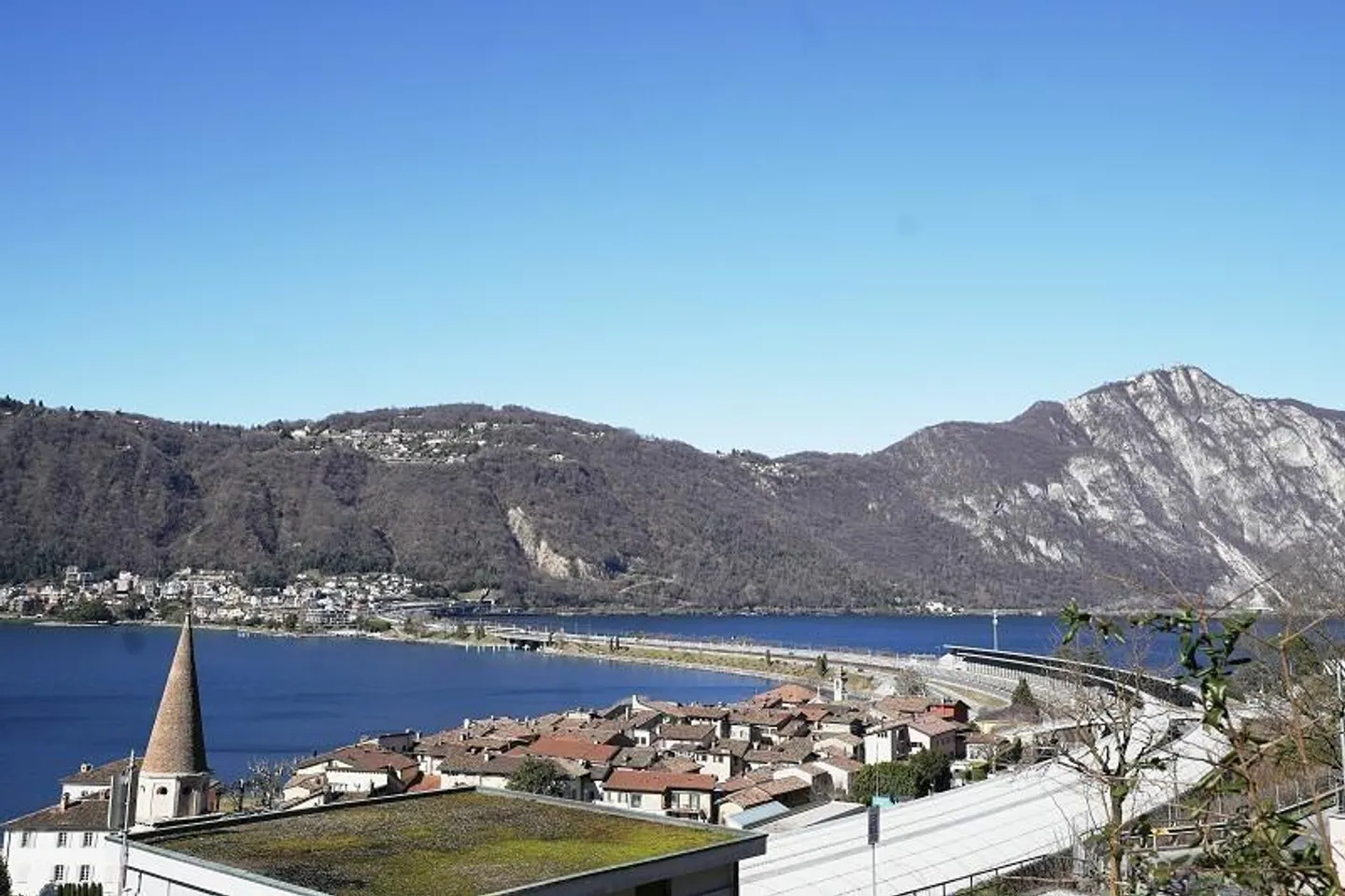 Terrain de 540 m2 et 1578 m2 de forêt avec vue panoramique sur le lac / terre... - Photo 1 sur 11