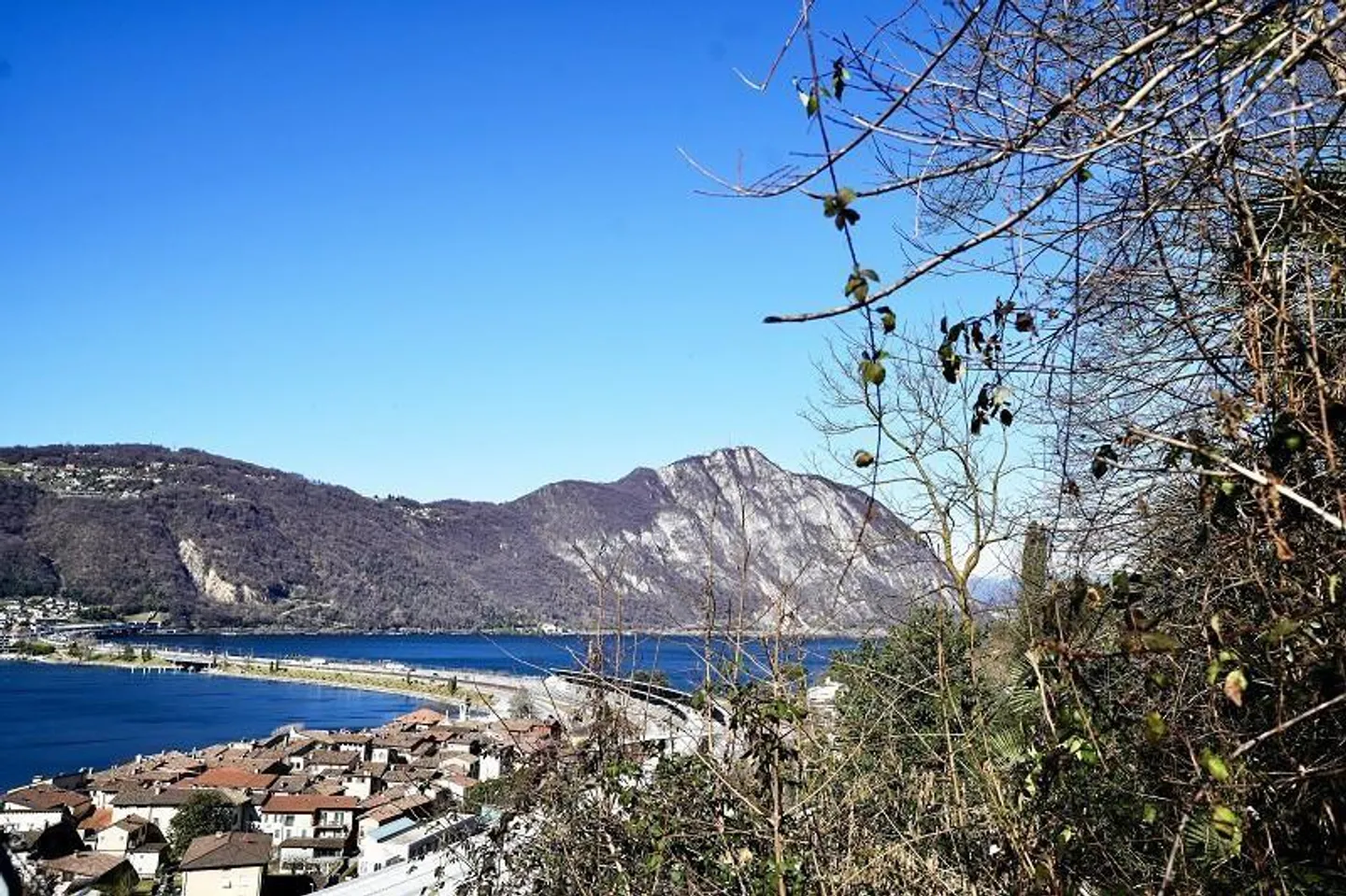 Terrain de 540 m2 et 1578 m2 de forêt avec vue panoramique sur le lac / terre... - Photo 4 sur 11