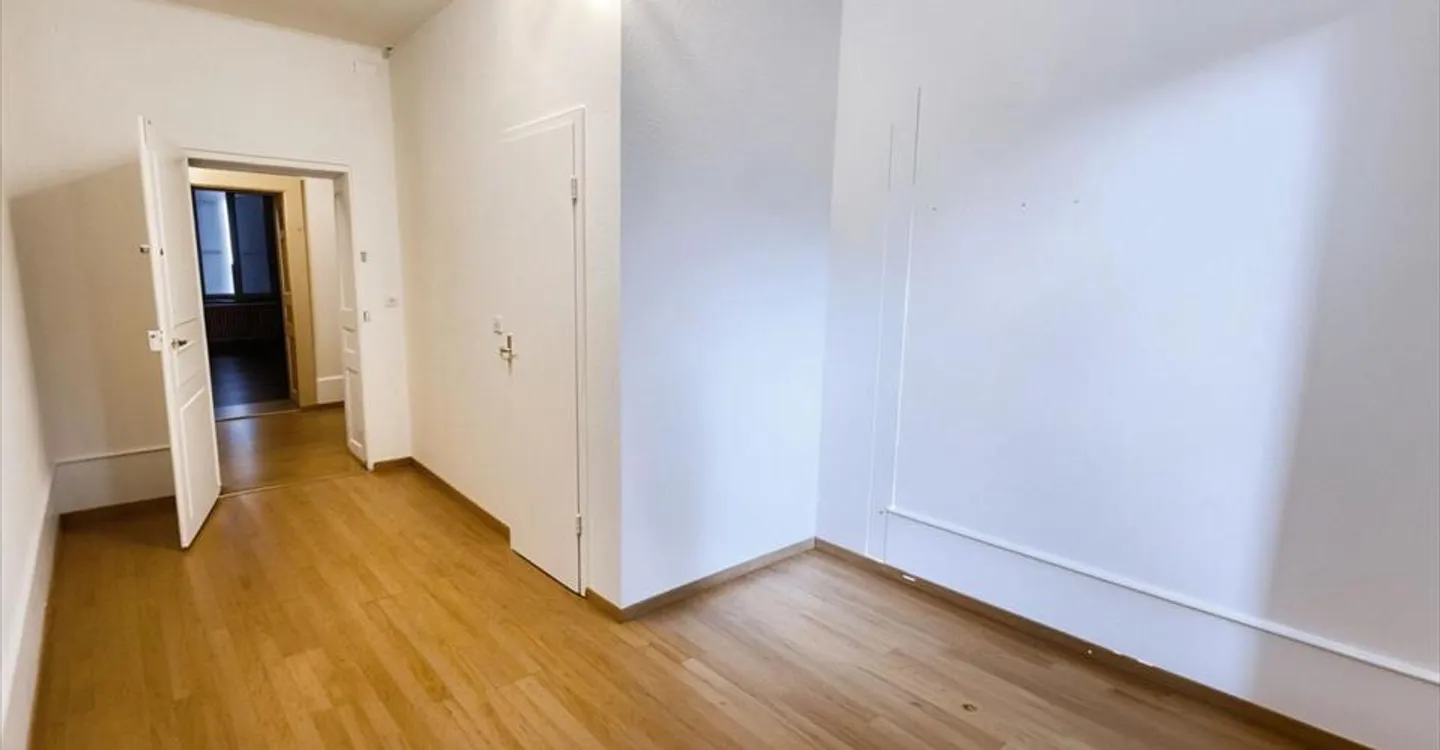 Mixed-use building for rent - Photo 12 of 13