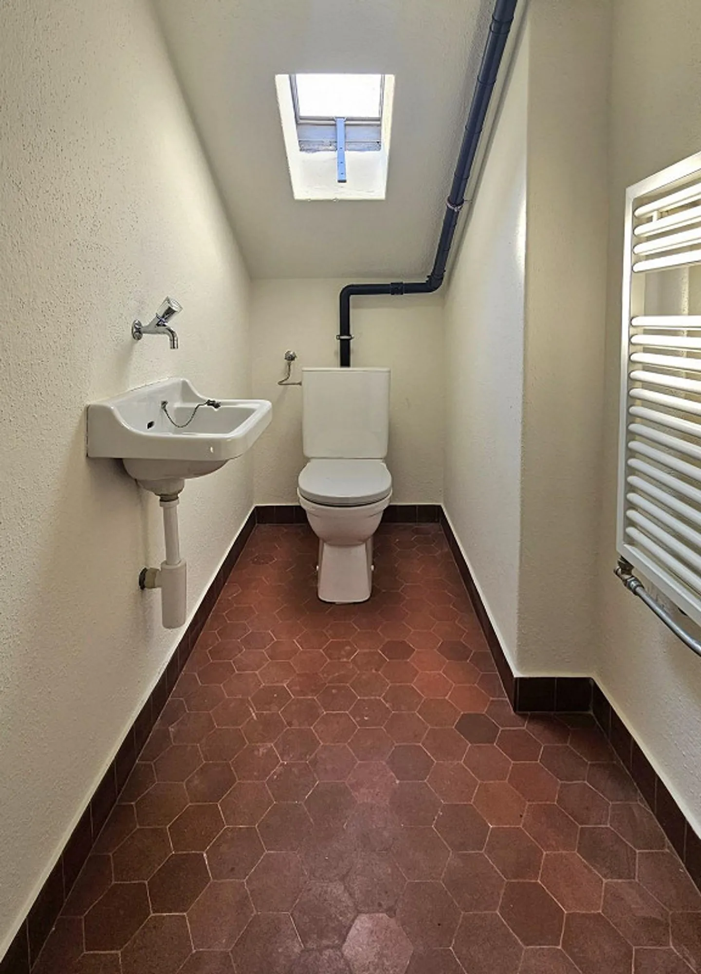 Atelier con WC una camera mansardata in un vecchio edificio come a Parigi - Foto 3 di 6