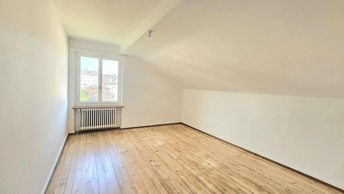Atelier con WC una camera mansardata in un vecchio edificio come a Parigi - Foto 1 di 6