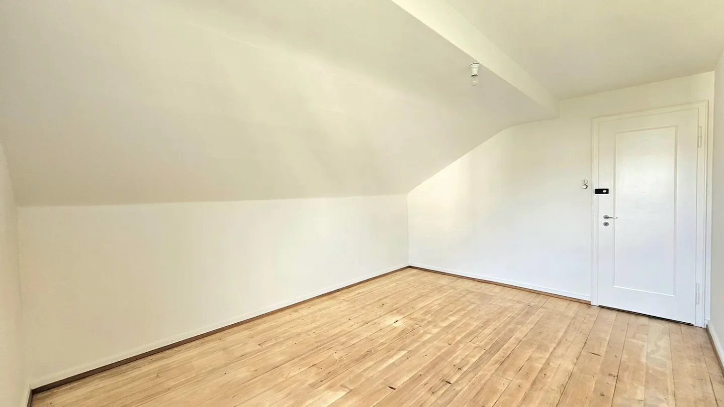 Atelier con WC una camera mansardata in un vecchio edificio come a Parigi - Foto 2 di 6