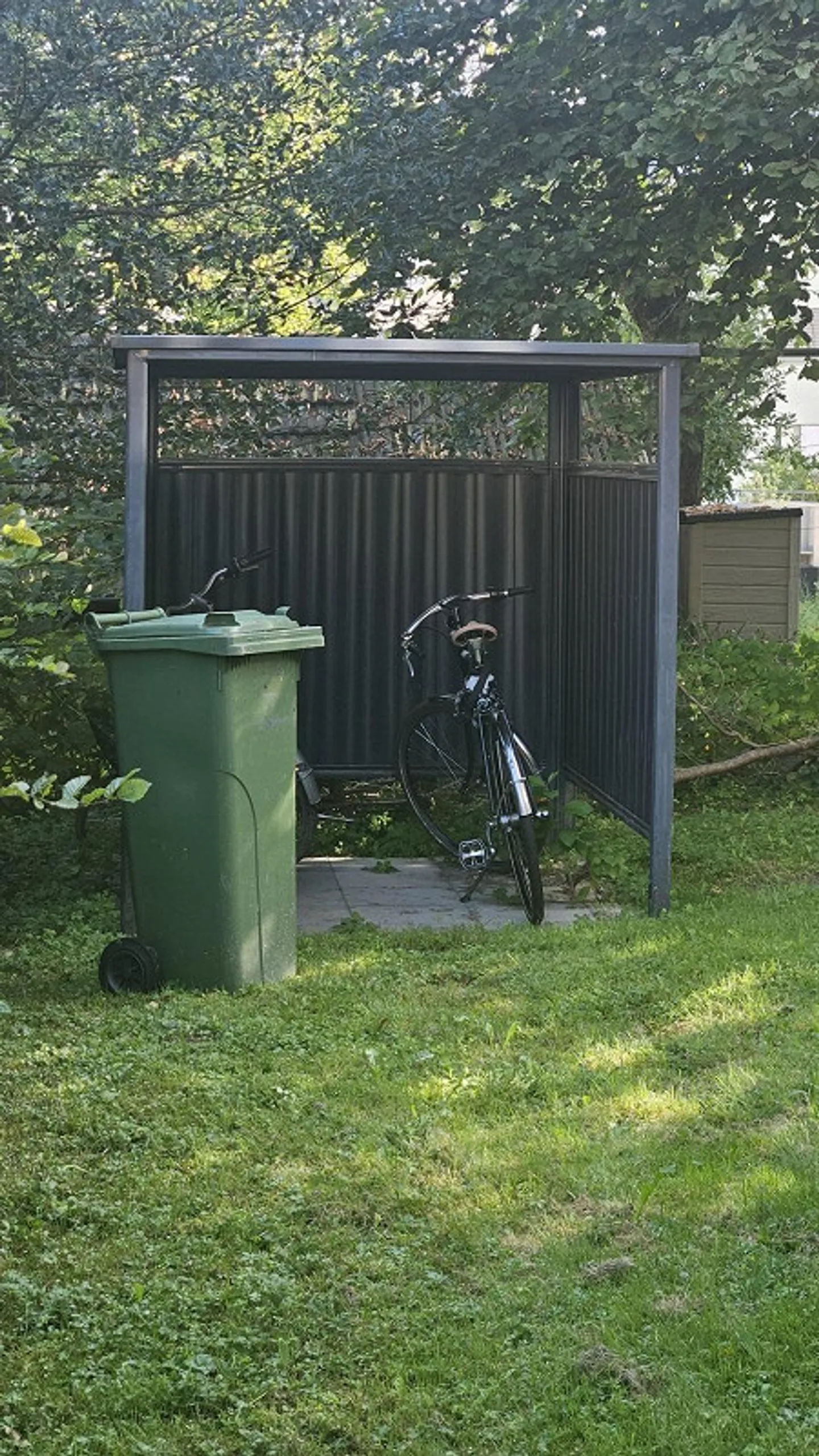 Atelier con WC una camera mansardata in un vecchio edificio come a Parigi - Foto 5 di 6