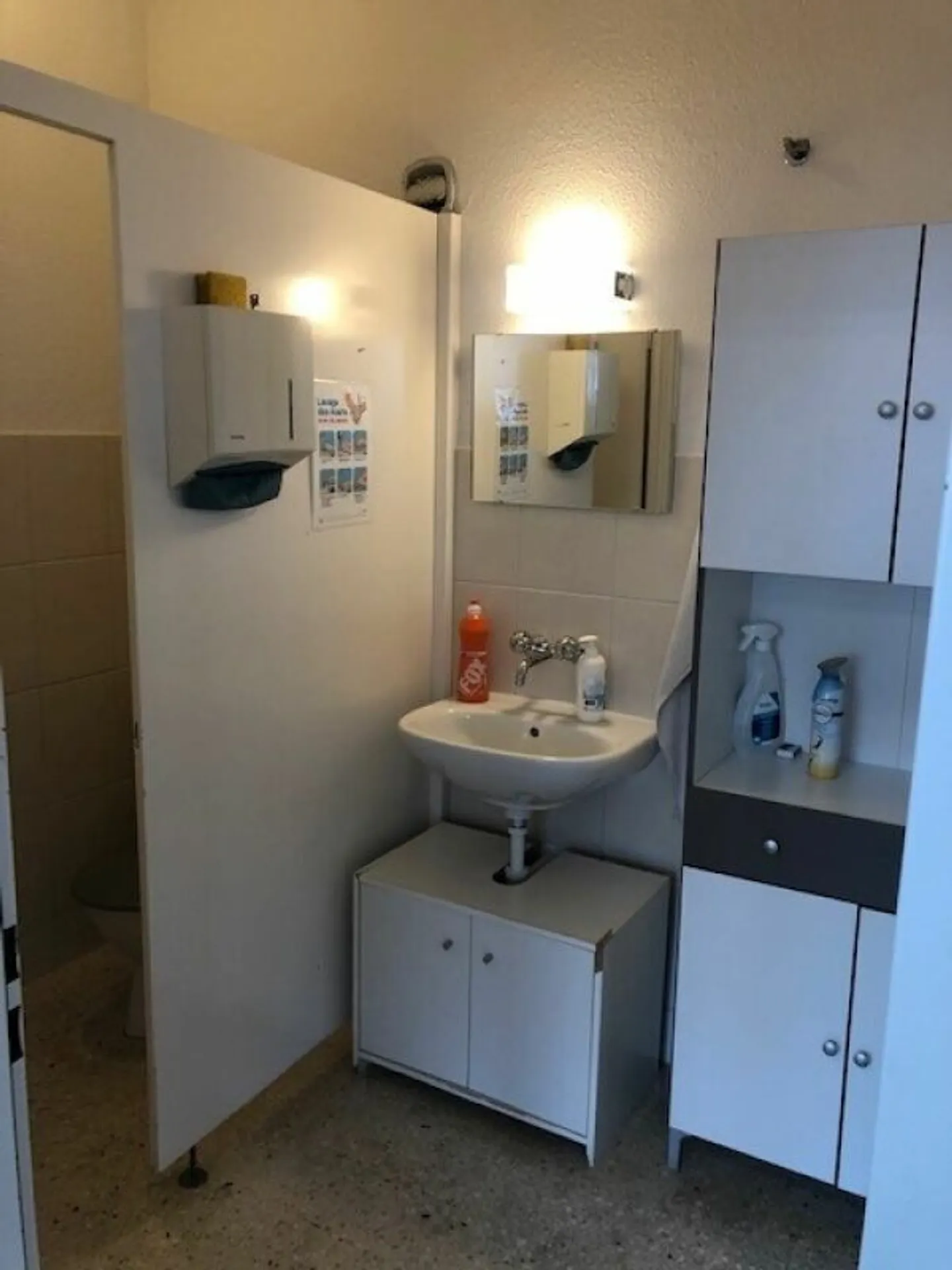 Office or studio spaces in a well-frequented commercial building - Photo 4 of 6