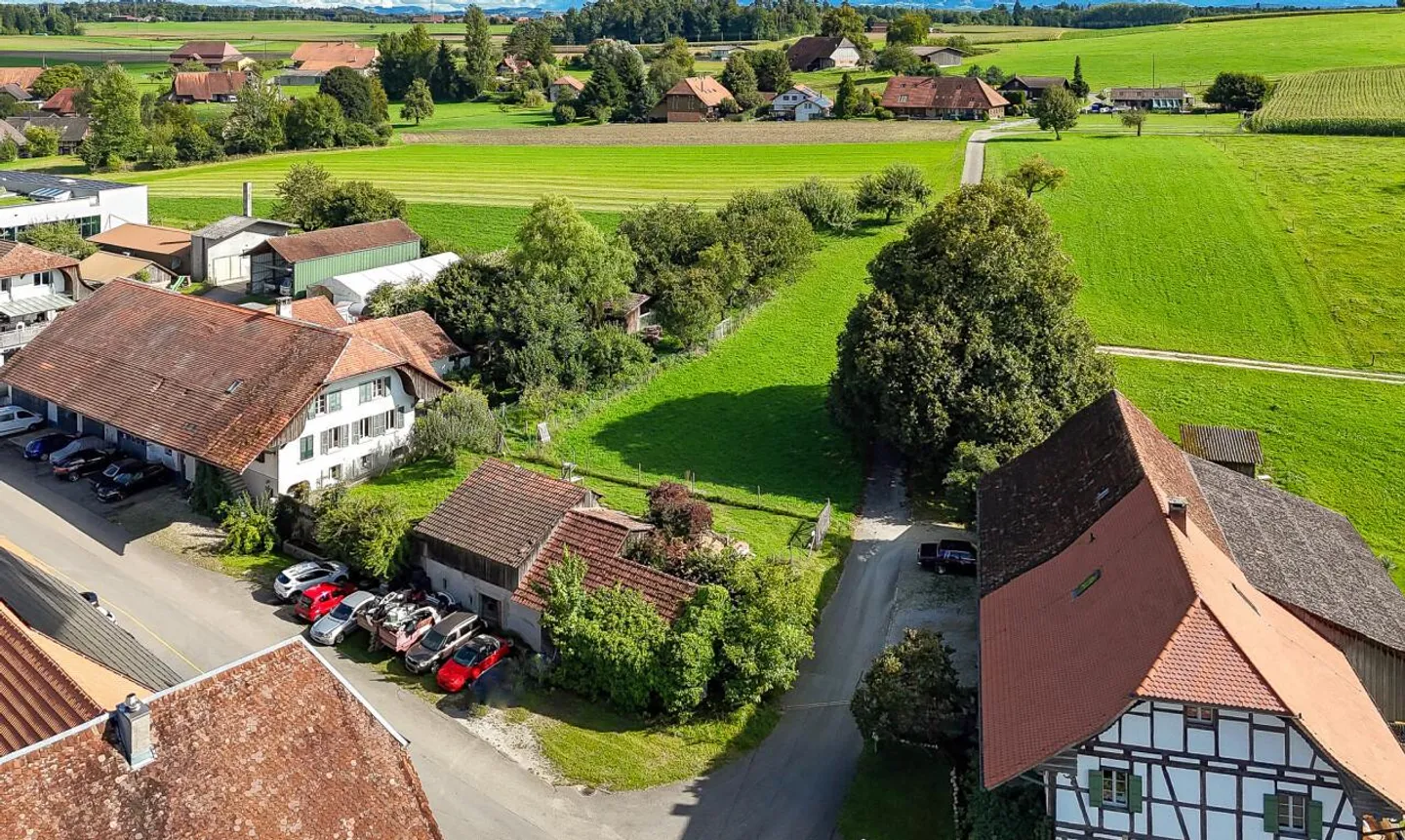 Attraktives Eckgrundstück mit Geschichte und Potenzial in Biberen - Foto 1 von 11