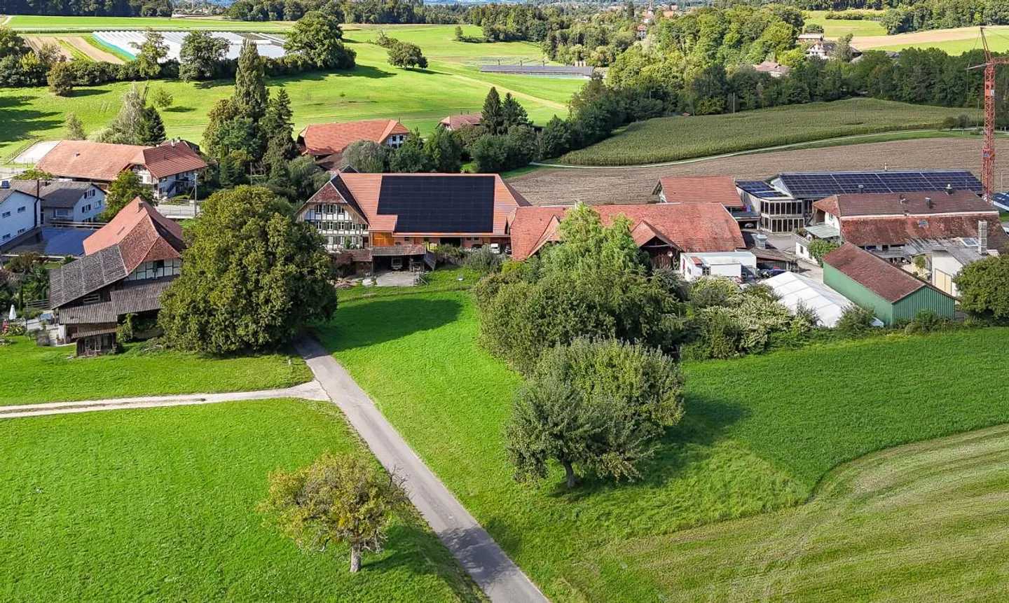 Attraktives Eckgrundstück mit Geschichte und Potenzial in Biberen - Foto 2 von 11