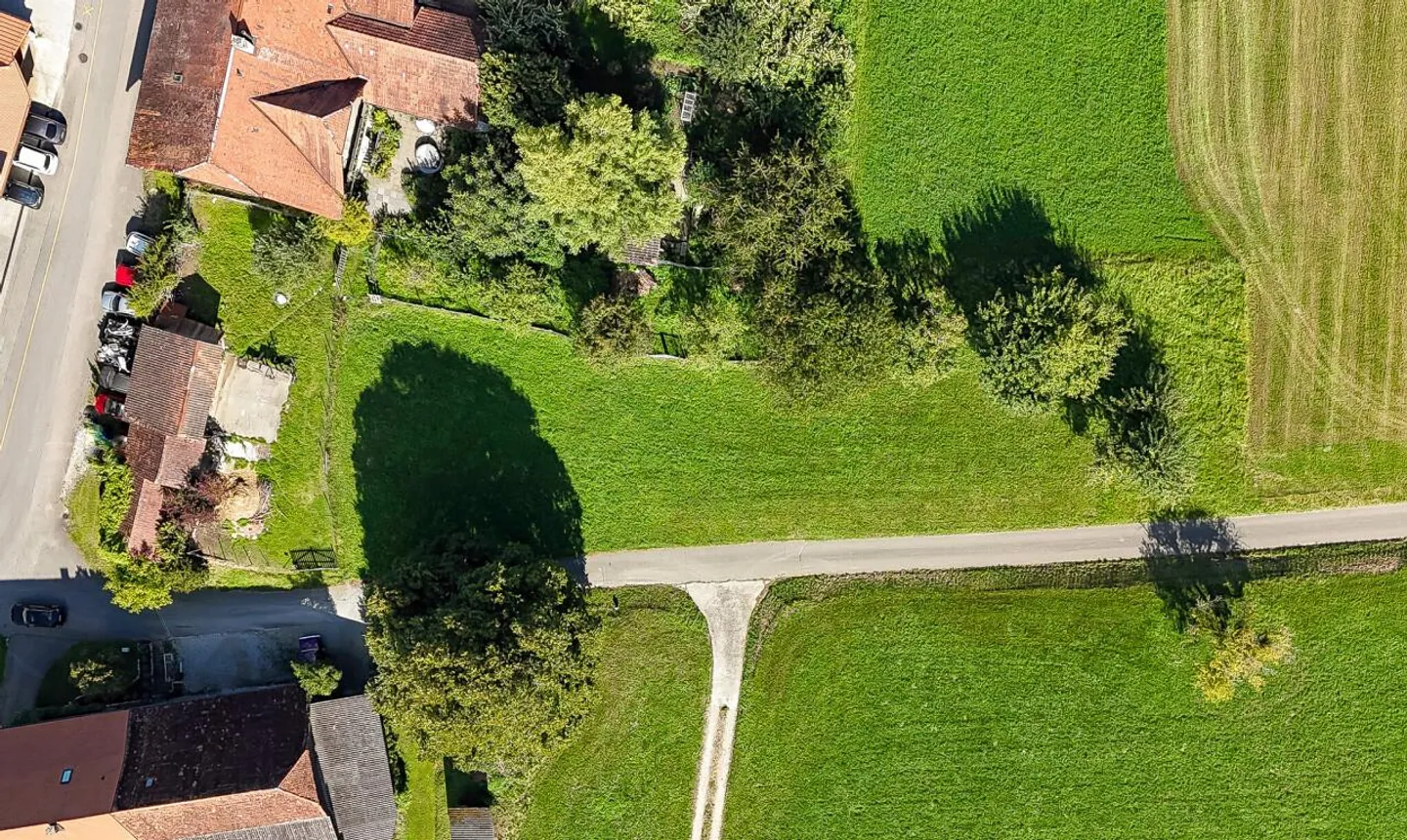 Attraktives Eckgrundstück mit Geschichte und Potenzial in Biberen - Foto 3 von 11