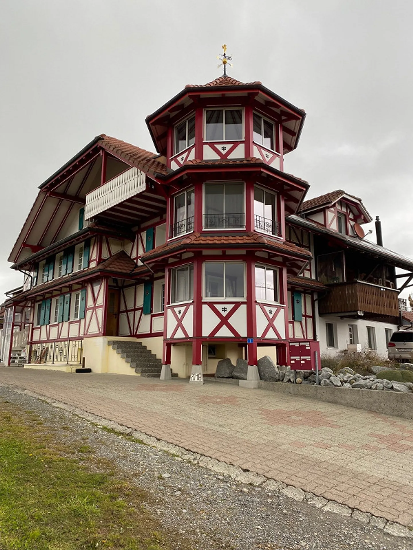 Idilliaco appartamento su due livelli di 4,5 locali con accenti colorati - Foto 1 di 23