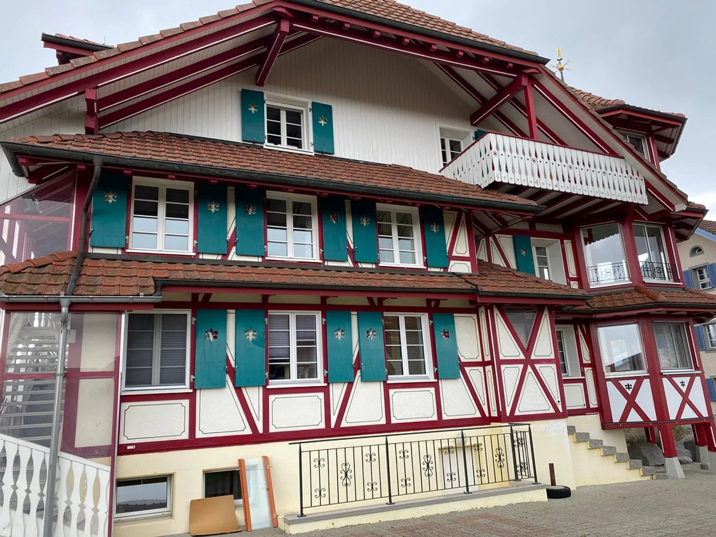 Idilliaco appartamento su due livelli di 4,5 locali con accenti colorati - Foto 2 di 23
