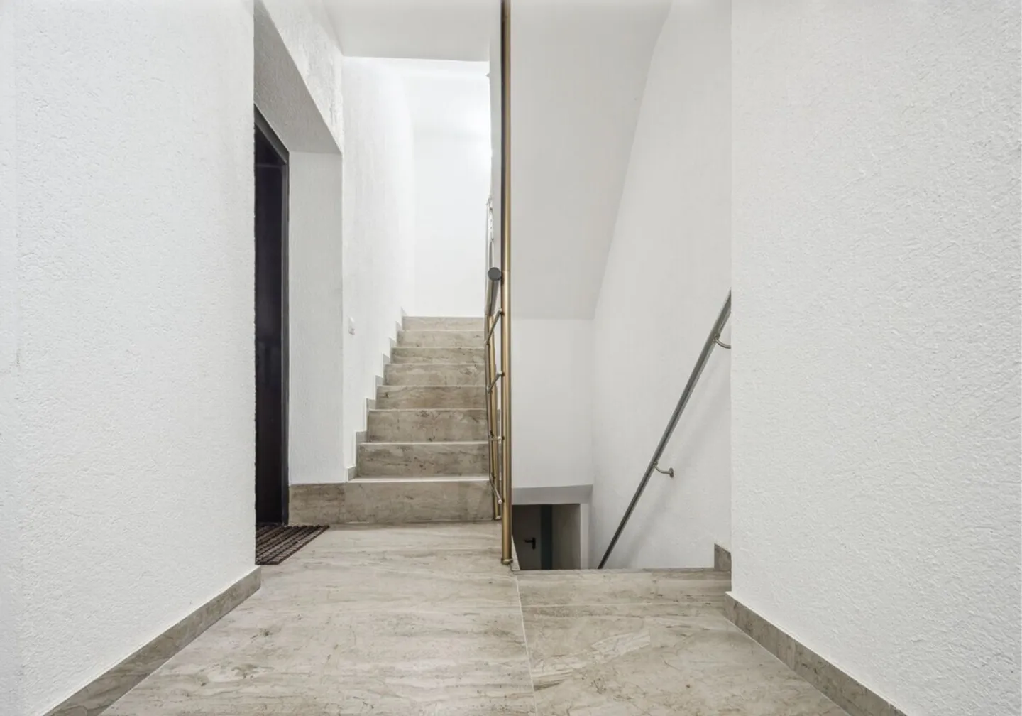 Casa multifamiliare completamente ristrutturata con uso residenziale e commerciale in posizione centrale - Foto 5 di 9