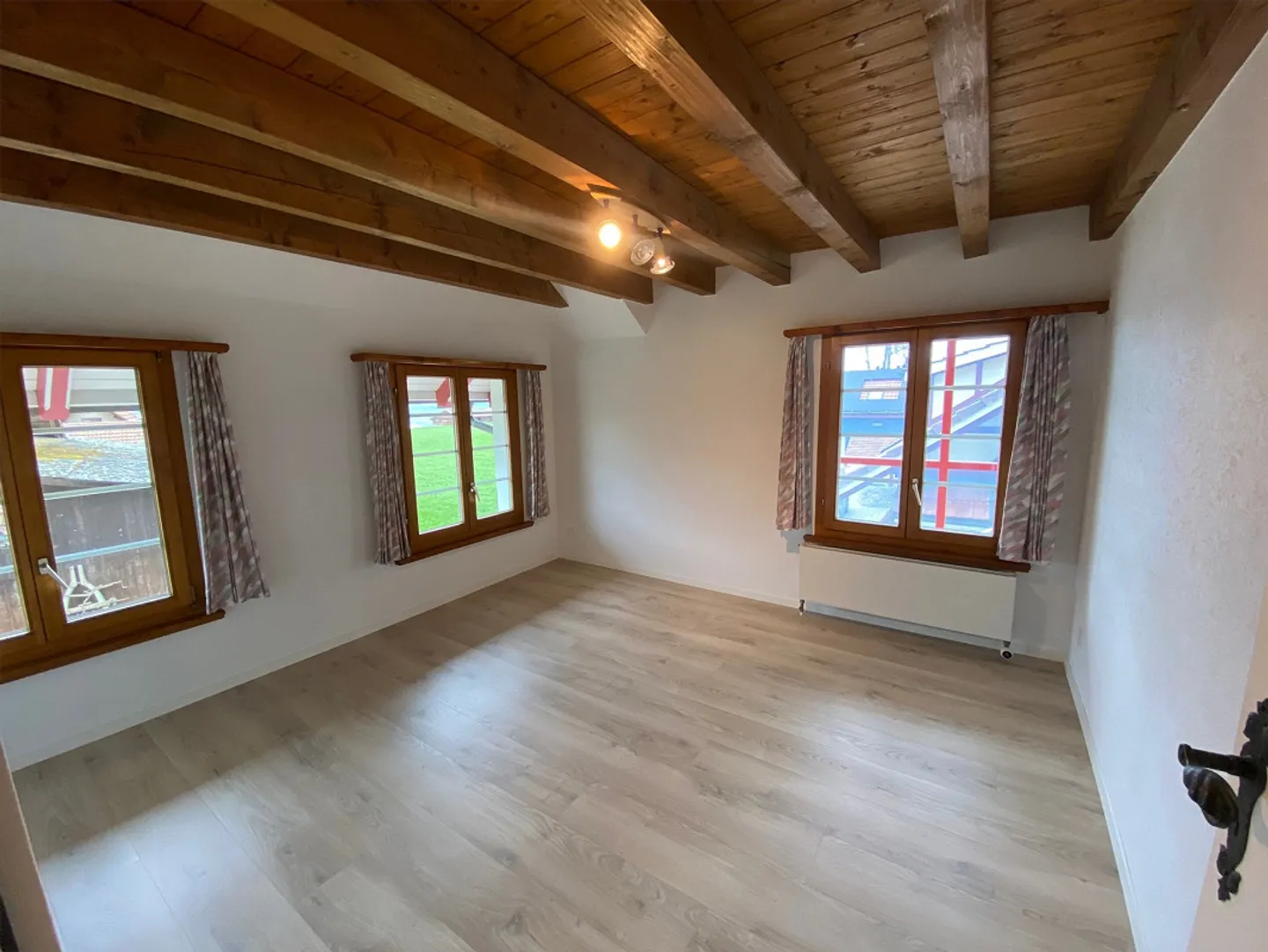 Idilliaco appartamento su due livelli di 4,5 locali con accenti colorati - Foto 5 di 23