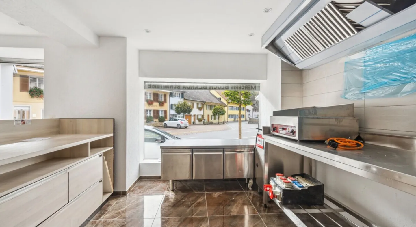 Casa multifamiliare completamente ristrutturata con uso residenziale e commerciale in posizione centrale - Foto 8 di 9