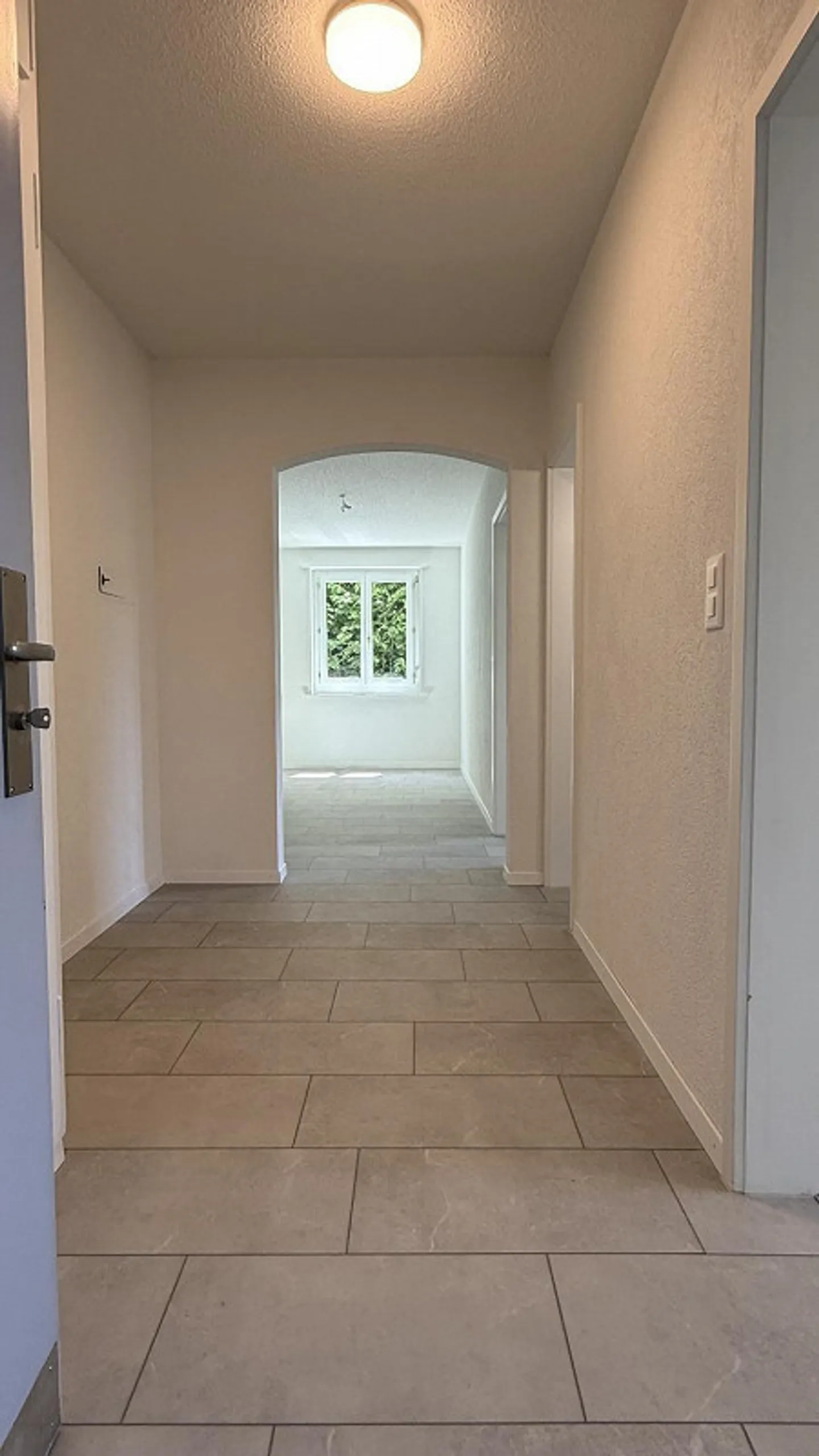 Appartement rénové de 2,5 pièces à Berne - Photo 2 sur 8