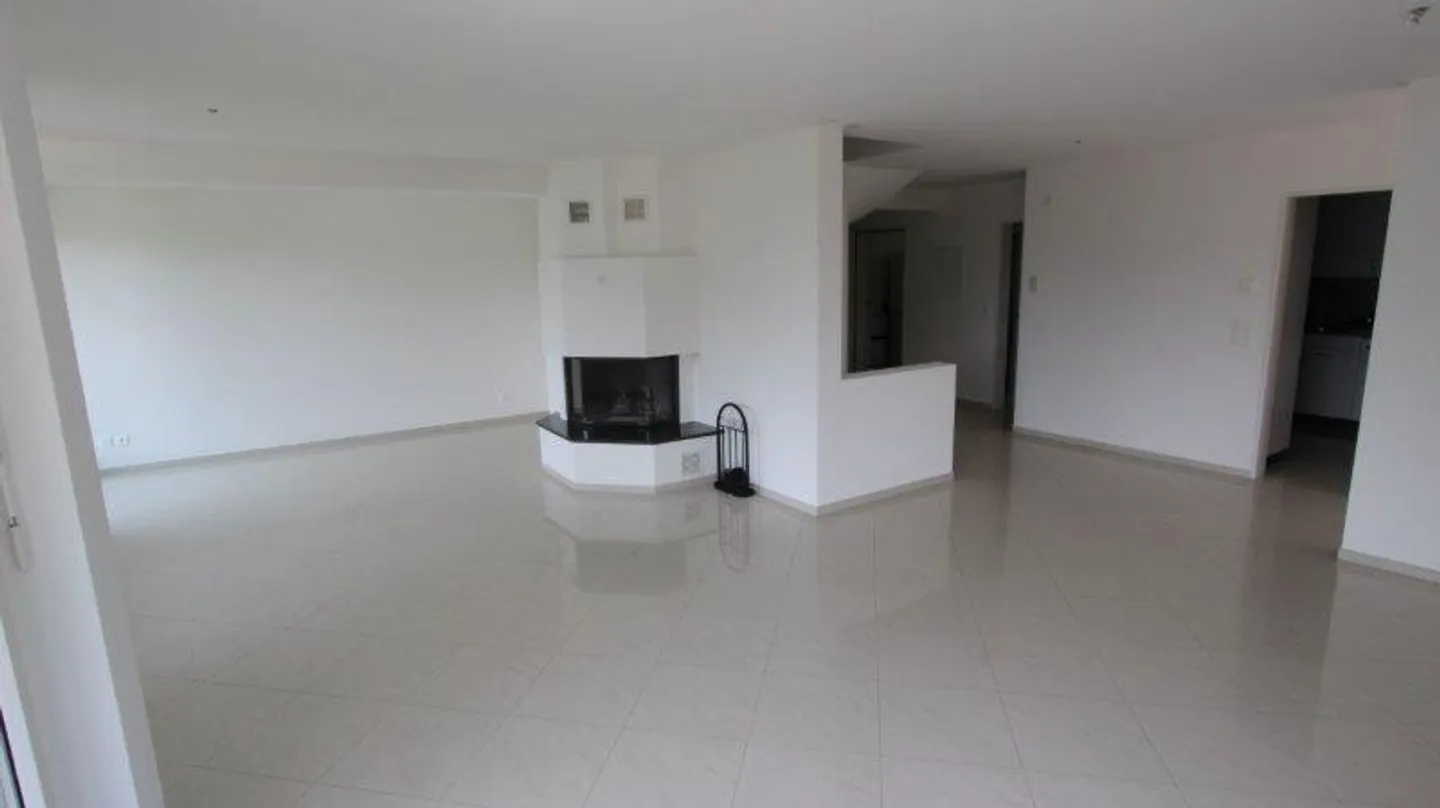 Spacious 5-room maisonette apartment with fireplace and direct view of the Pilatus - Photo 6 of 13