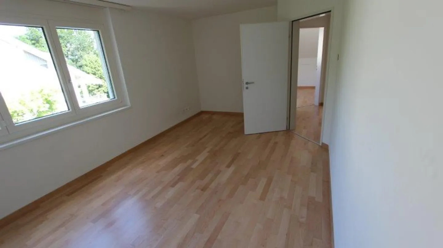 Spacious 5-room maisonette apartment with fireplace and direct view of the Pilatus - Photo 9 of 13