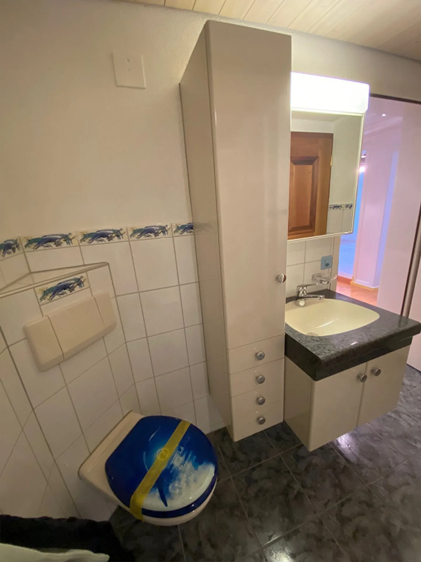 Idilliaco appartamento su due livelli di 4,5 locali con accenti colorati - Foto 6 di 23