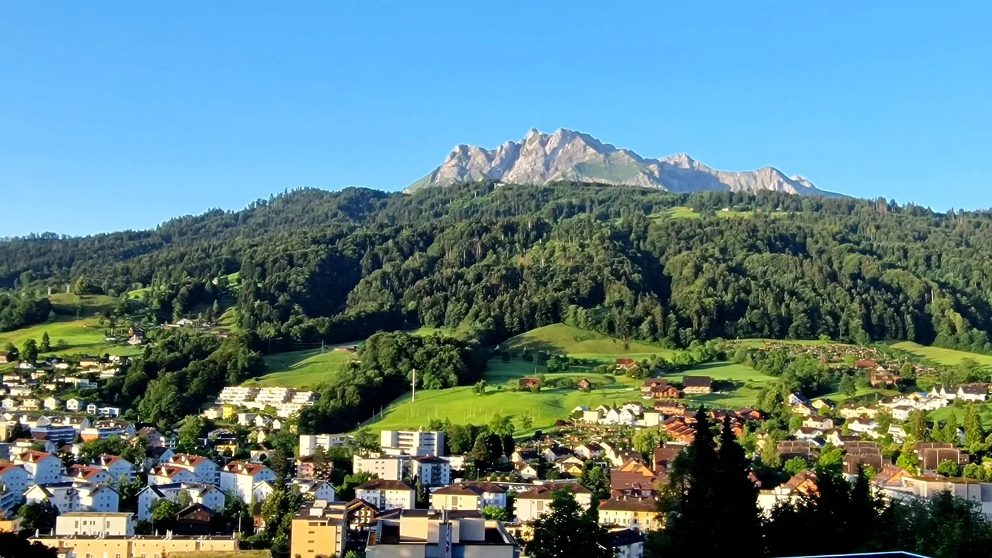 Spacious 5-room maisonette apartment with fireplace and direct view of the Pilatus - Photo 12 of 13