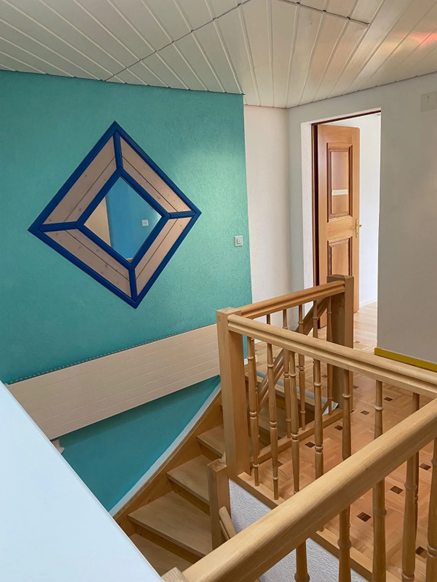 Idilliaco appartamento su due livelli di 4,5 locali con accenti colorati - Foto 11 di 23