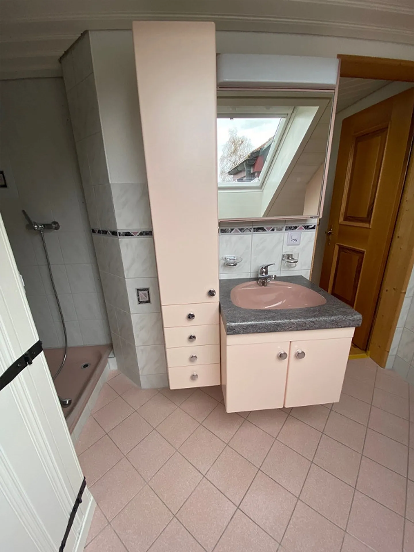 Idilliaco appartamento su due livelli di 4,5 locali con accenti colorati - Foto 16 di 23
