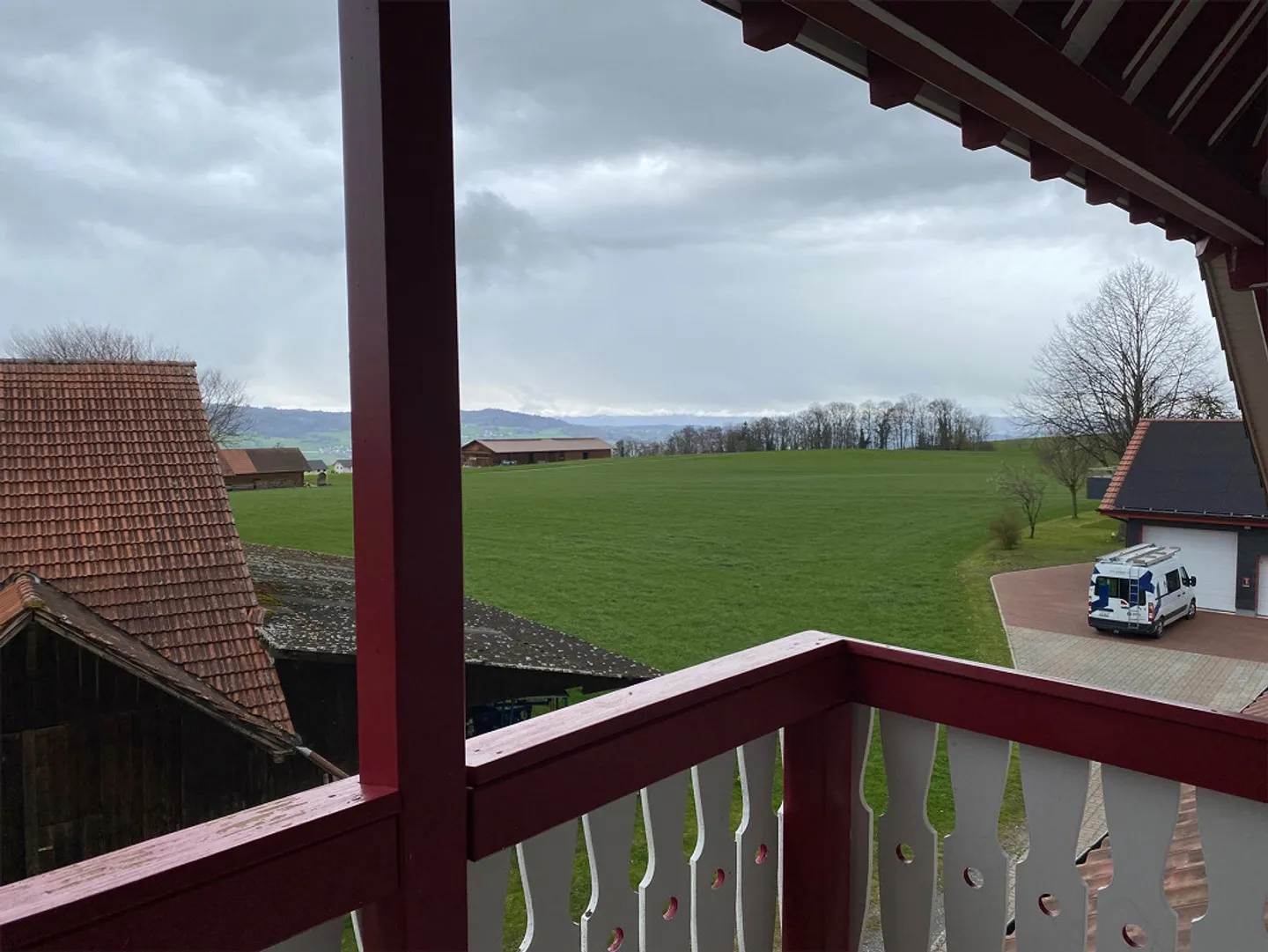Idilliaco appartamento su due livelli di 4,5 locali con accenti colorati - Foto 19 di 23