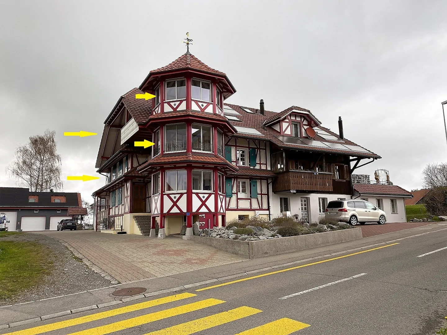 Idilliaco appartamento su due livelli di 4,5 locali con accenti colorati - Foto 23 di 23