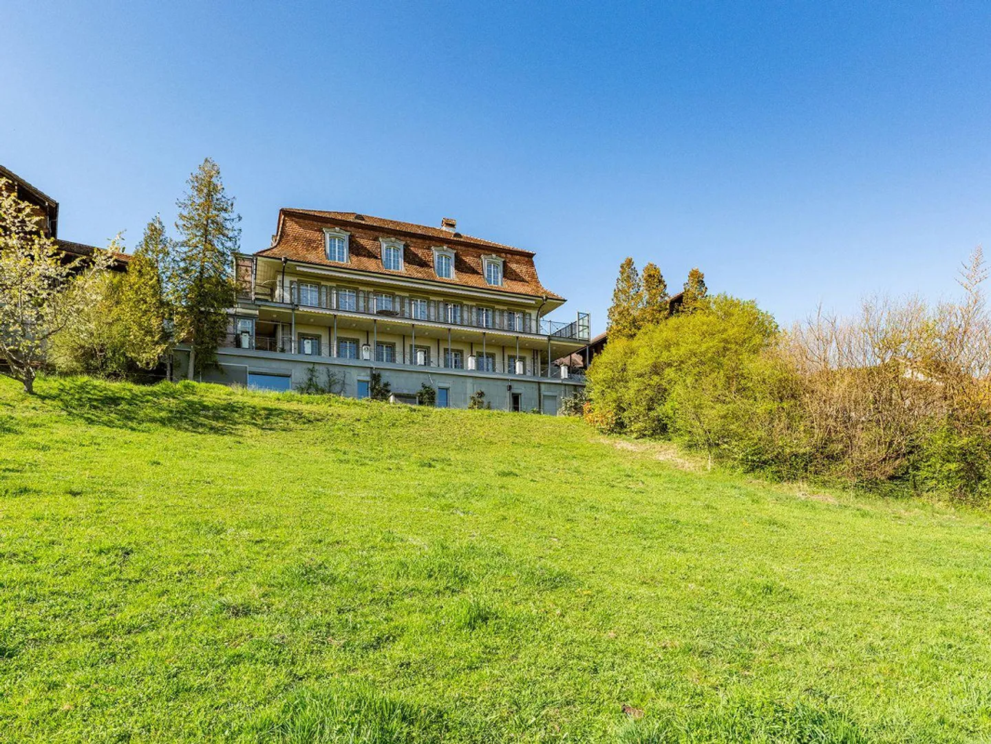 Charmante Landhausvilla mit Grundstück - Foto 1 von 13