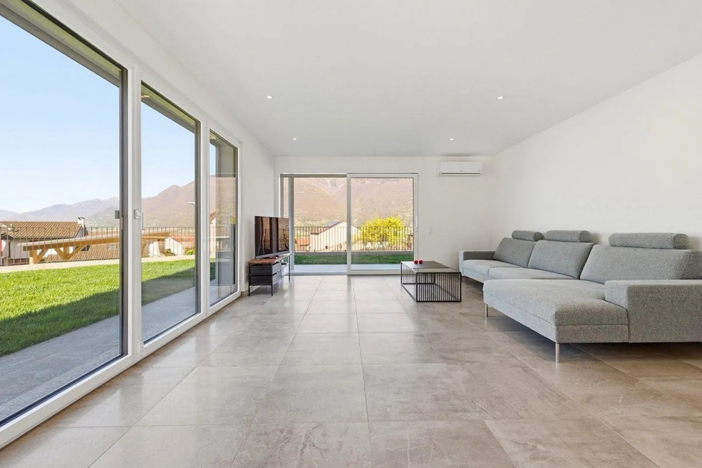 Magnifique maison bifamiliale avec vue panoramique et jardin - Photo 1 sur 15