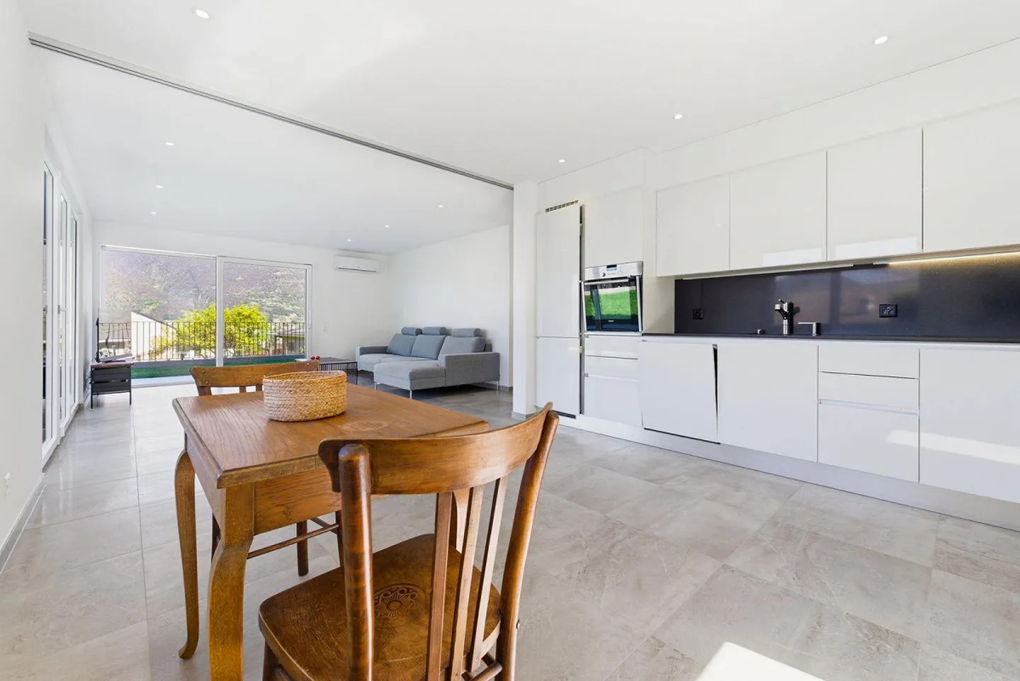 Magnifique maison bifamiliale avec vue panoramique et jardin - Photo 4 sur 15