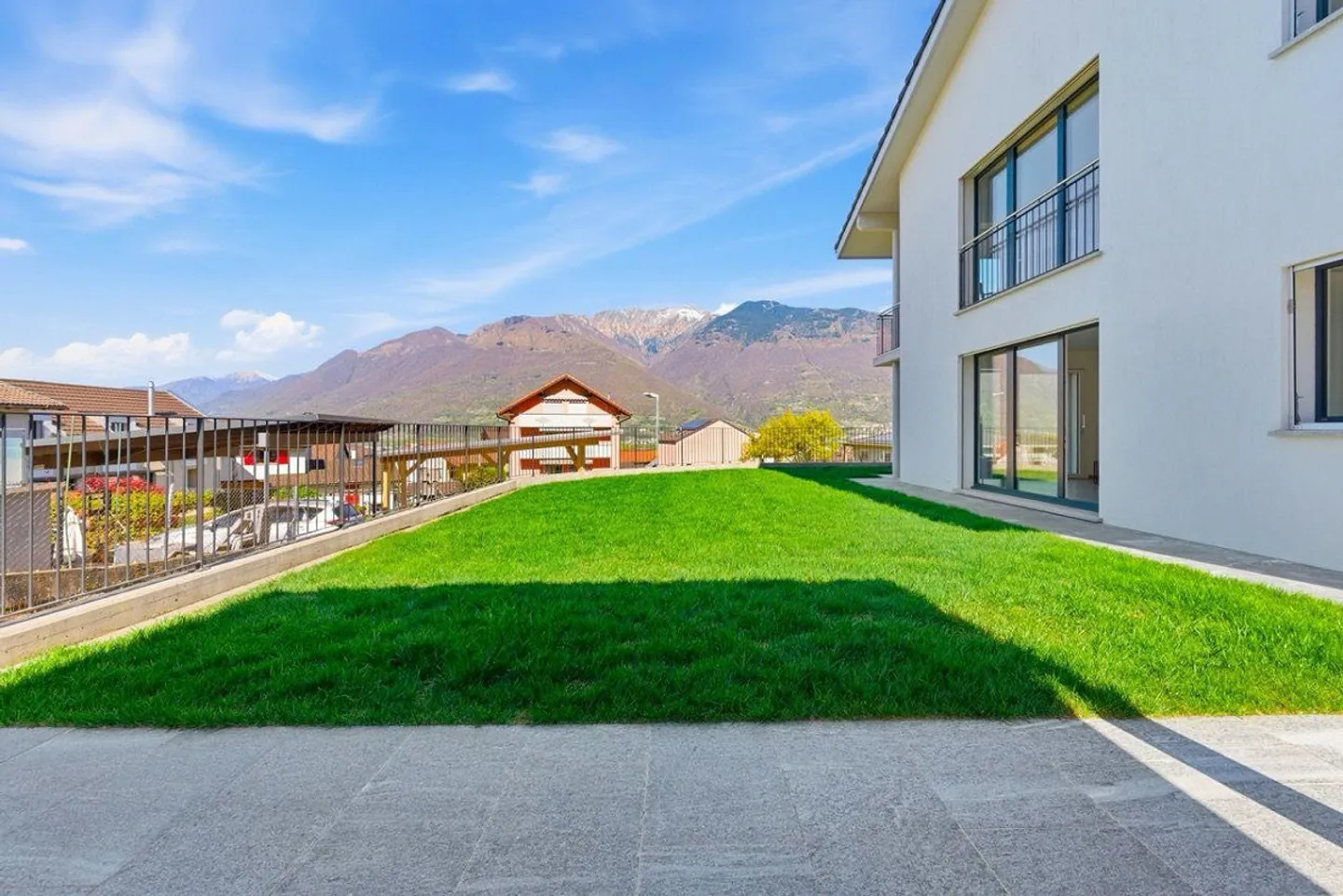 Magnifique maison bifamiliale avec vue panoramique et jardin - Photo 2 sur 15
