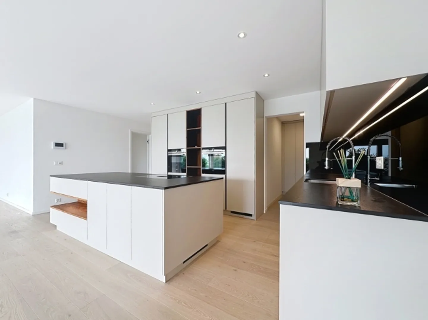 Extraordinary and spacious 4.5 room apartment with garden - Photo 3 of 12