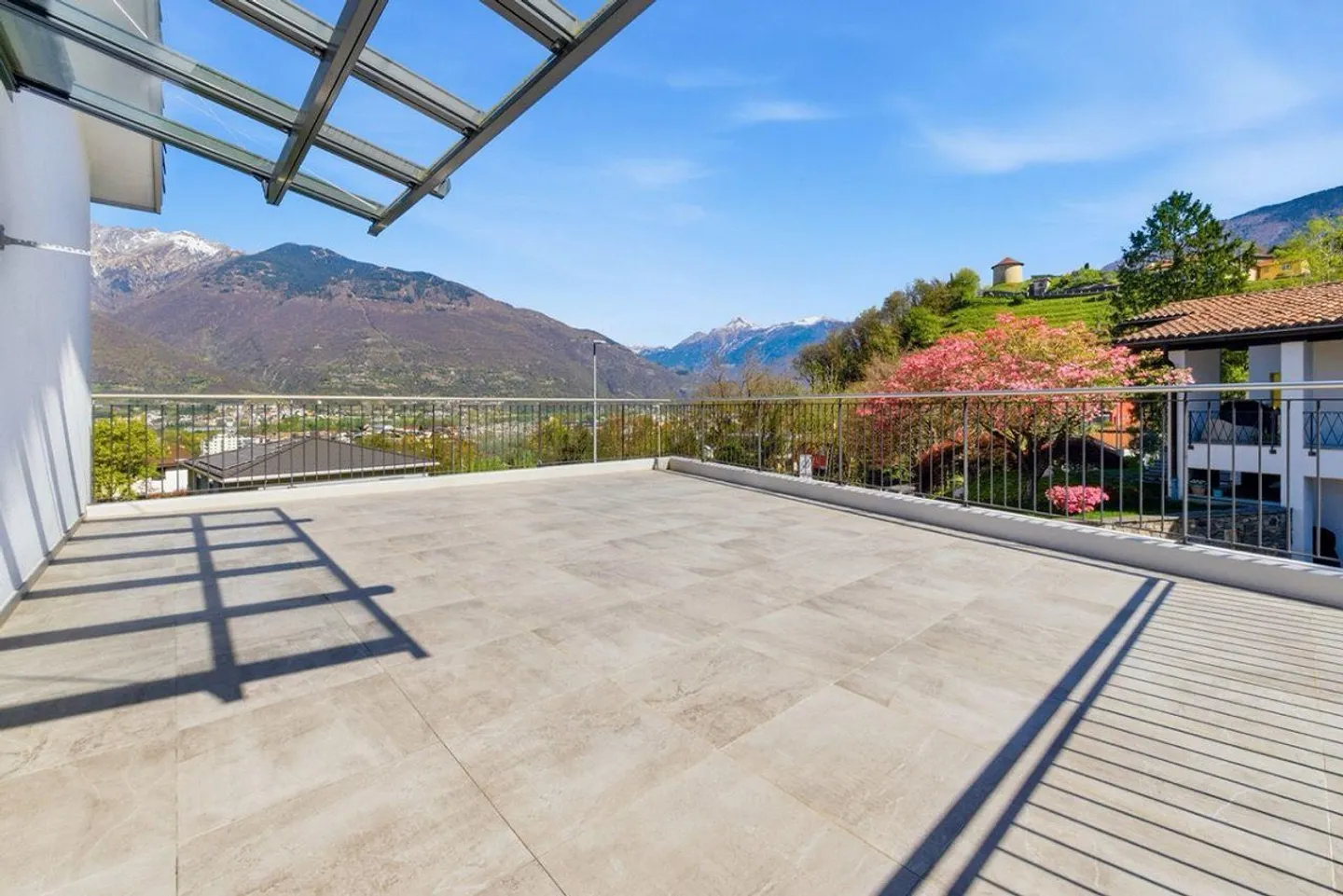 Magnifique maison bifamiliale avec vue panoramique et jardin - Photo 13 sur 15