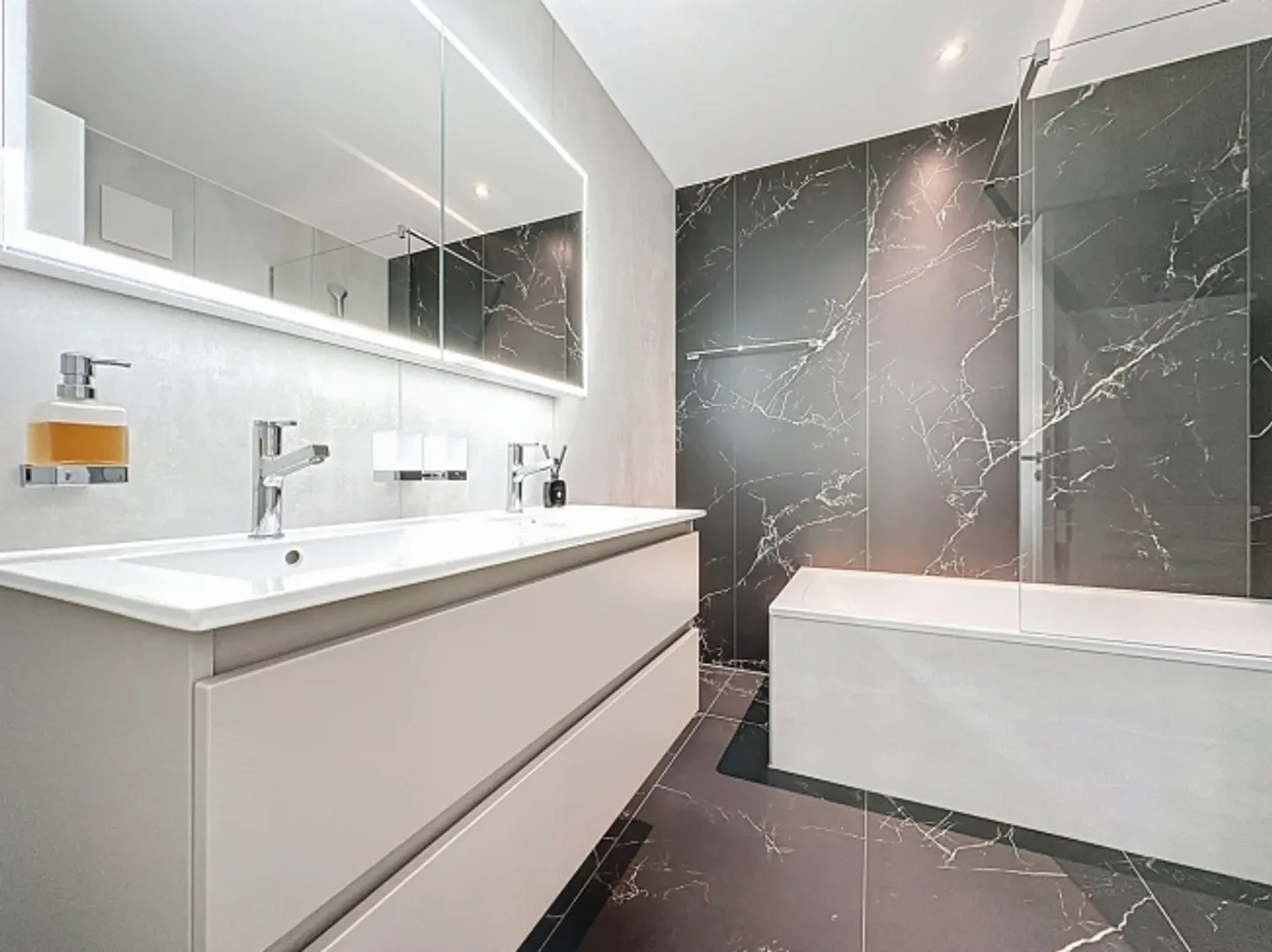 Extraordinary and spacious 4.5 room apartment with garden - Photo 8 of 12