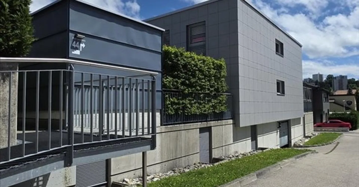 Edificio ad uso misto in affitto - Foto 2 di 2