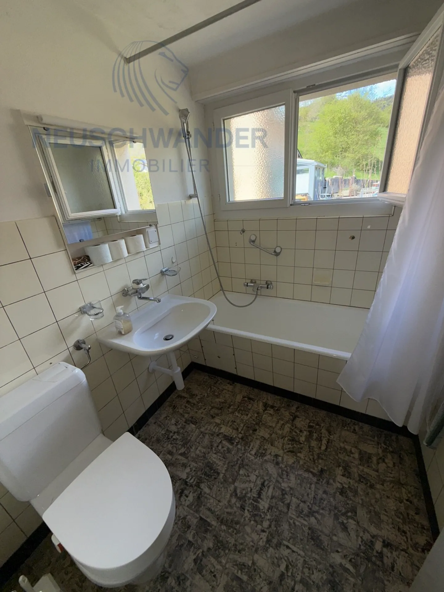 Au calme assuré au bout d’une impasse sur les hauteurs de la ville - Photo 18 sur 19