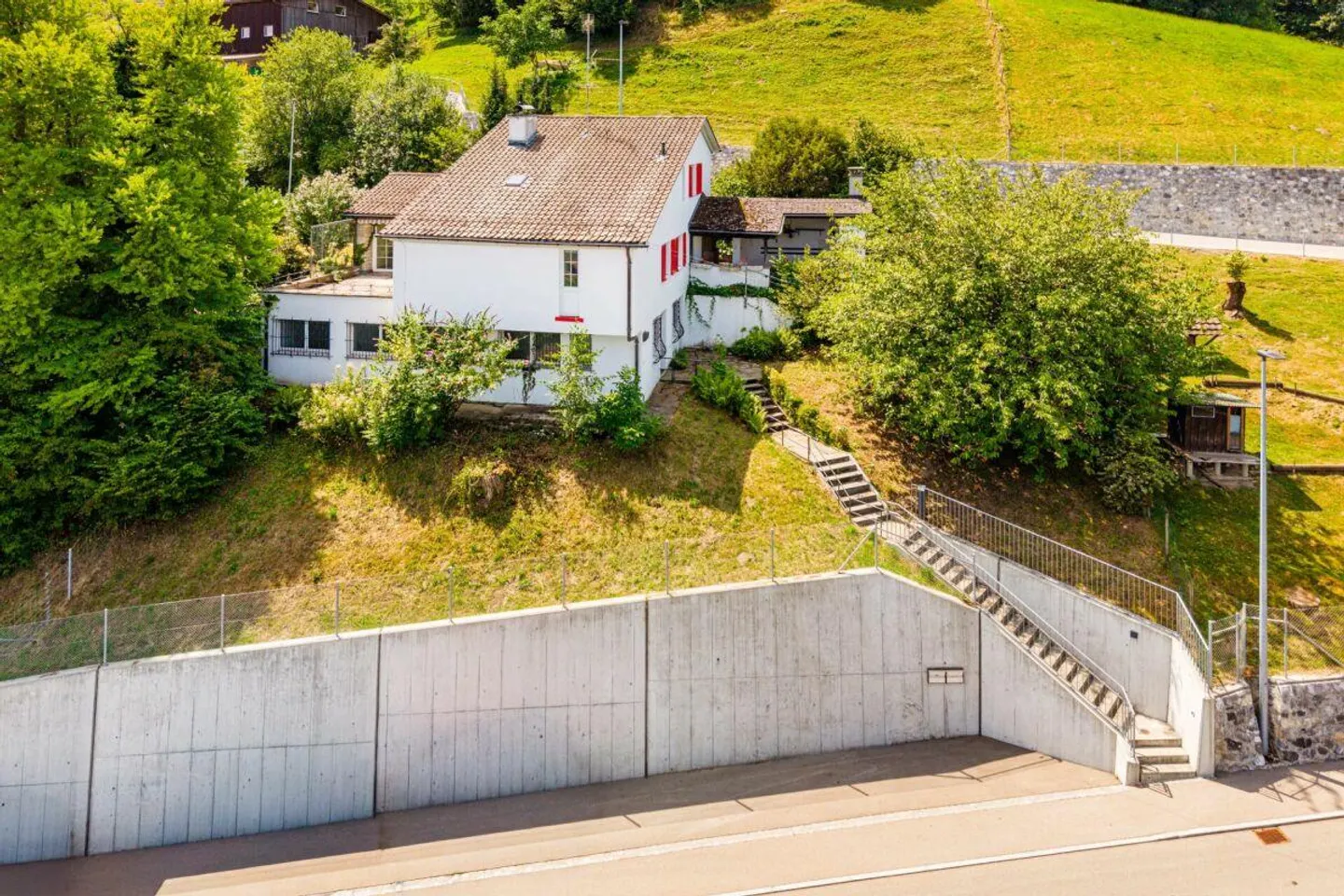 Beaucoup d'espace pour la famille, les invités, les petites entreprises ou la location. Maison de maître au caractère unique avec un appartement séparé dans un emplacement pittoresque recherche un nouveau propriétaire qui la rénovira/restaurera. - Photo 1 sur 8