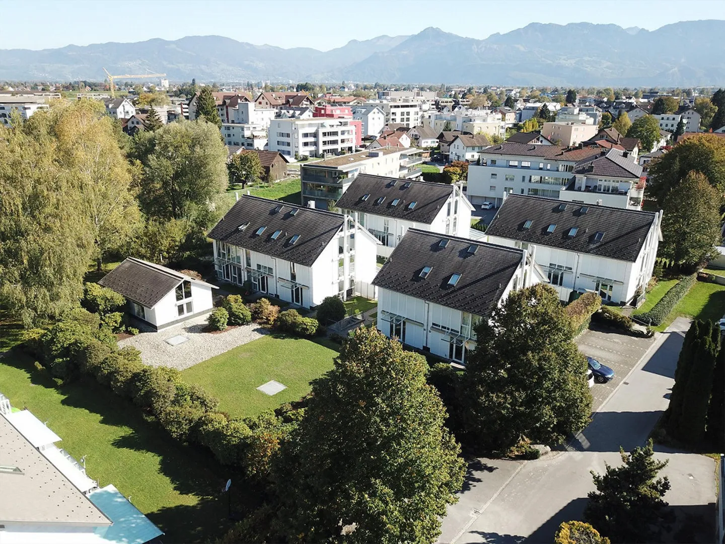 Plenty of Space to Live: Corner Townhouse in a Quiet Location - Photo 4 of 25