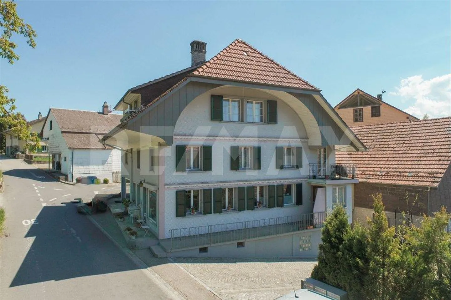 3 Familienhaus an ruhiger, sonniger Lage. Vermietet in gutem Zustand. - Foto 1 von 10