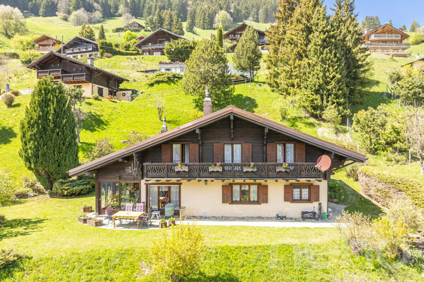 Esclusivo: Grande chalet con tre camere da letto e 2 garage - Foto 1 di 12