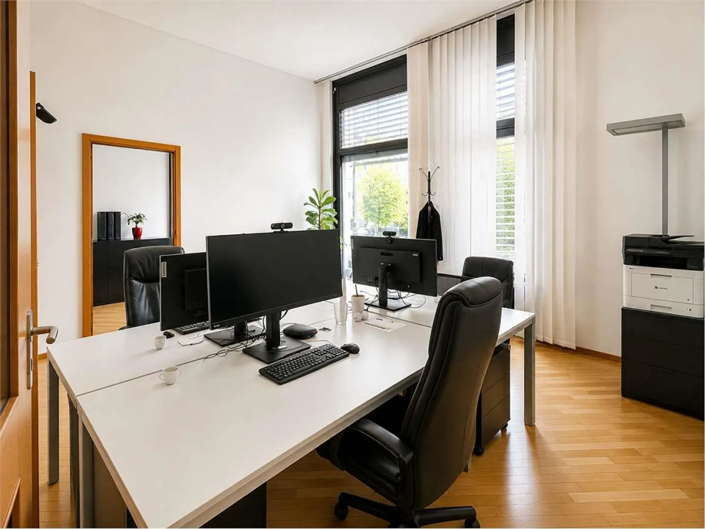 Bureaux communicants au sein d'un centre d'affaires au centre de Lugano - - Photo 1 sur 6