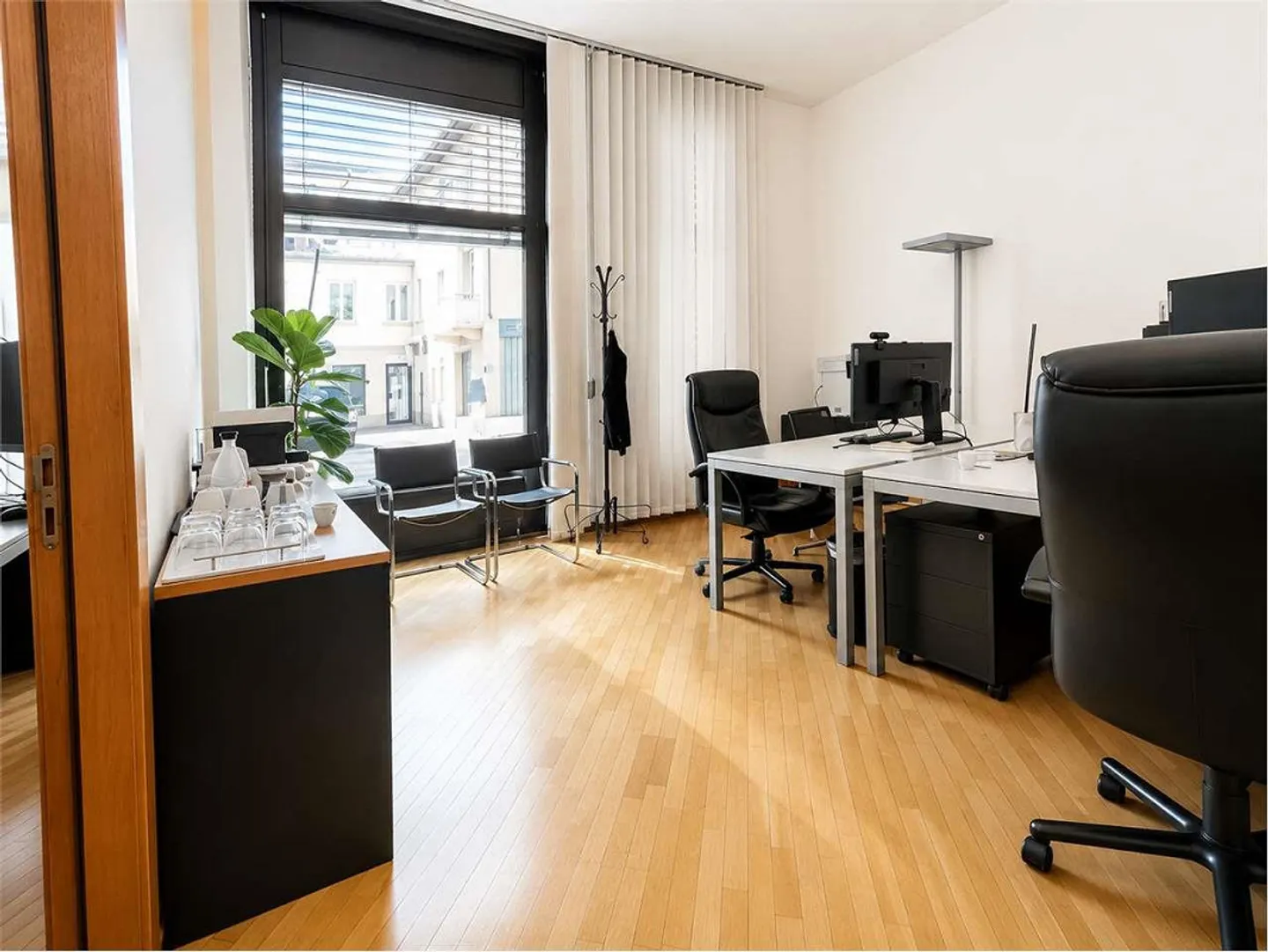 Bureaux communicants au sein d'un centre d'affaires au centre de Lugano - - Photo 2 sur 6