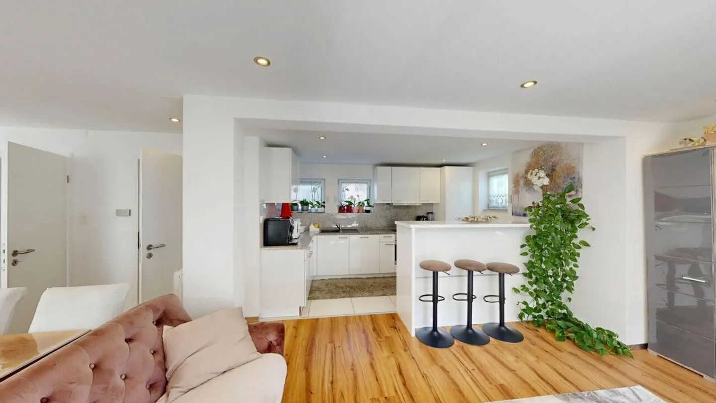VILLA INDIPENDENTE DI 5,5 STANZE A DULLIKEN - COMPLETAMENTE RISTRUTTURATA - Foto 3 di 14