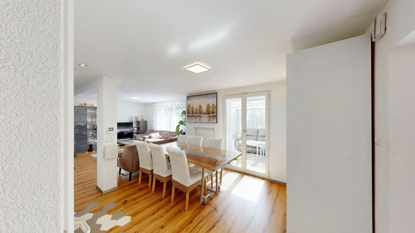 VILLA INDIPENDENTE DI 5,5 STANZE A DULLIKEN - COMPLETAMENTE RISTRUTTURATA - Foto 5 di 14