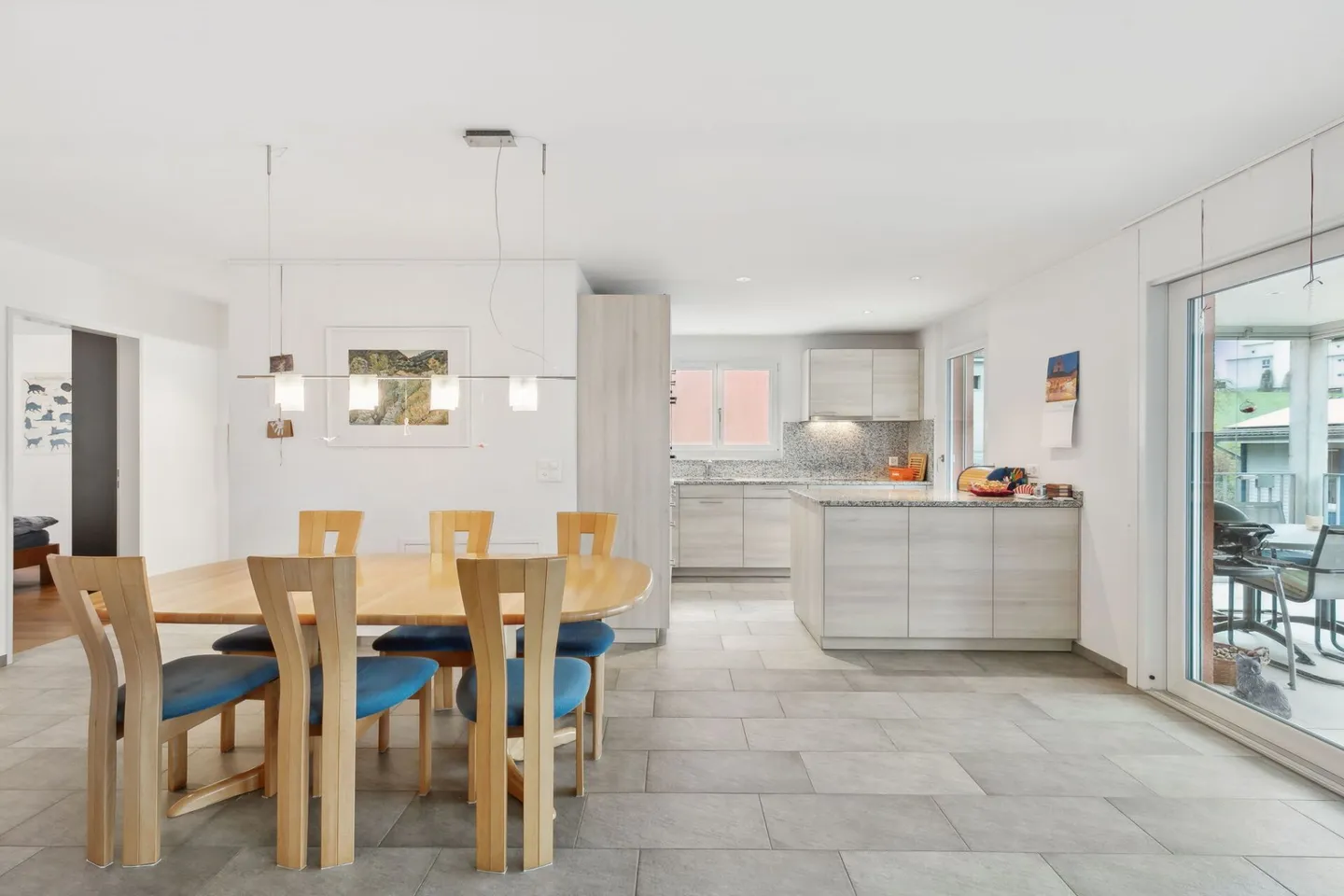 Appartement attrayant de 4,5 pièces avec loggia spacieuse - Photo 3 sur 7