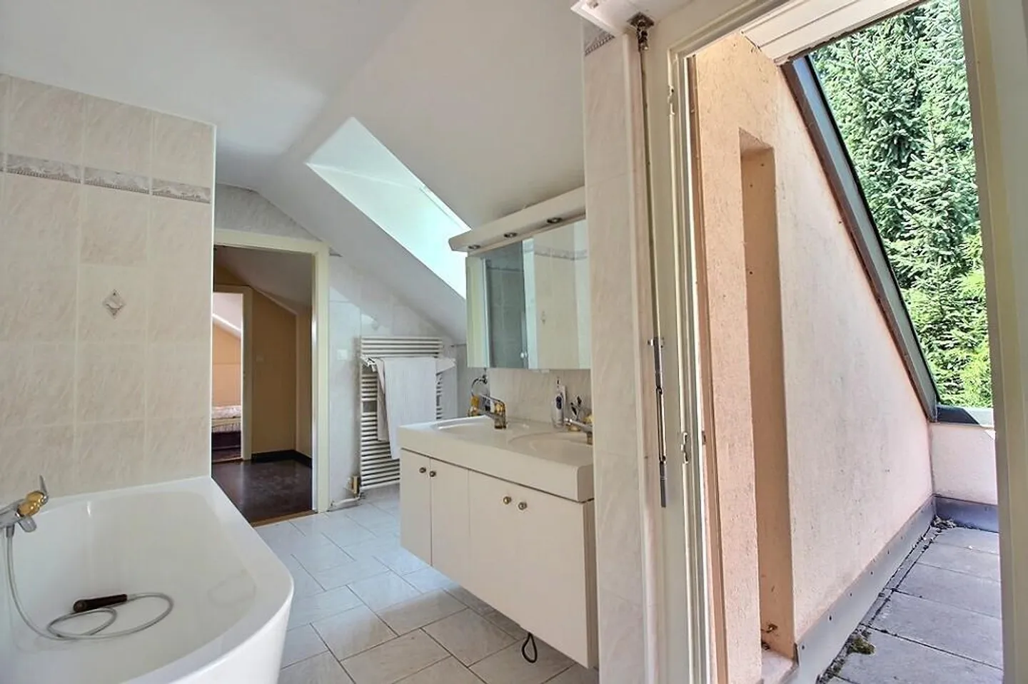 Casa con 9 stanze - Foto 4 di 30