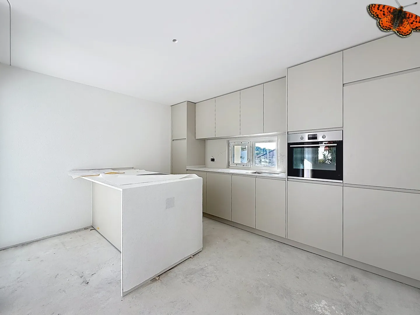 Modern Apartment with Balcony - Photo 2 of 13
