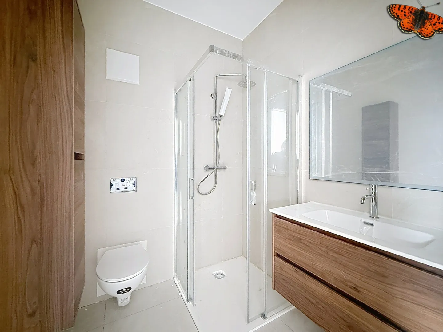 Modern Apartment with Balcony - Photo 9 of 13